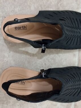 Earth brand Hana3 black wedge sandals  a synthetic upper Size 8M